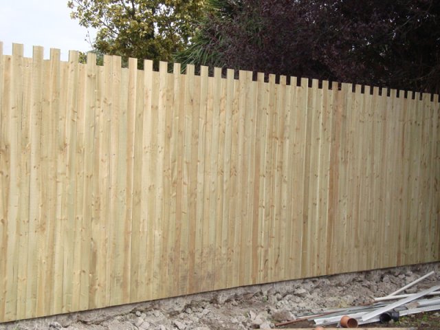 Castle Style Closed Picket on Timber Posts and fitted to Concrete Wall